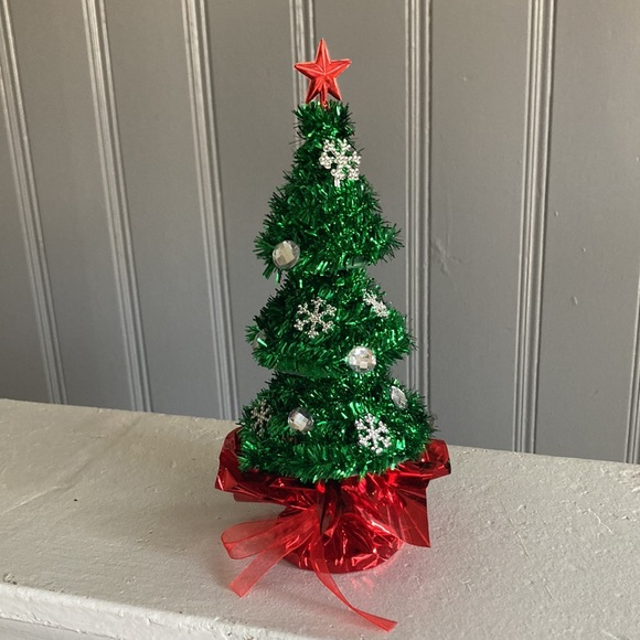 Brand NWT Beautiful Snowflake & Gem Bedazzled Christmas Tree w/ Red Skirt - Picture 3 of 8